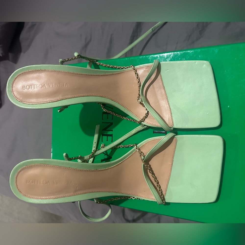 BOTTEGA VENETA
Leather Chain-Link Accents Sandals